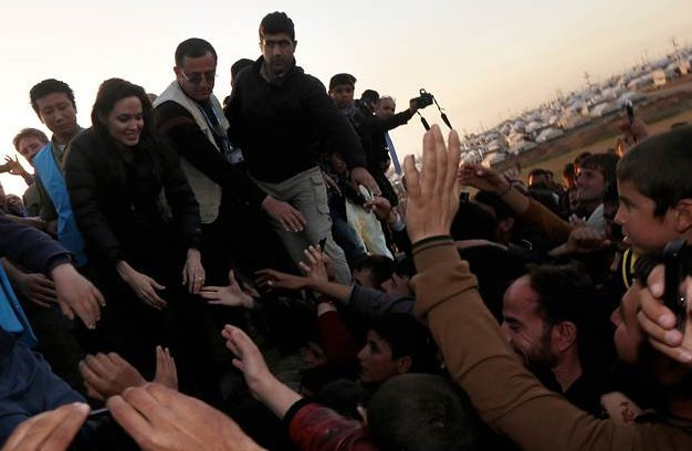 Angelina Jolie’den Ezidilere sürpriz ziyaret