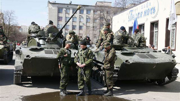 Ukrayna ordusu beklenirken, Rus bayraklı tanklar girdi