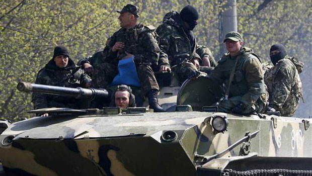Ukrayna ordusu beklenirken, Rus bayraklı tanklar girdi