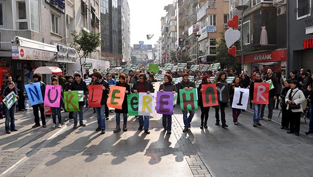 İzmirde Nükleere hayır eylemi