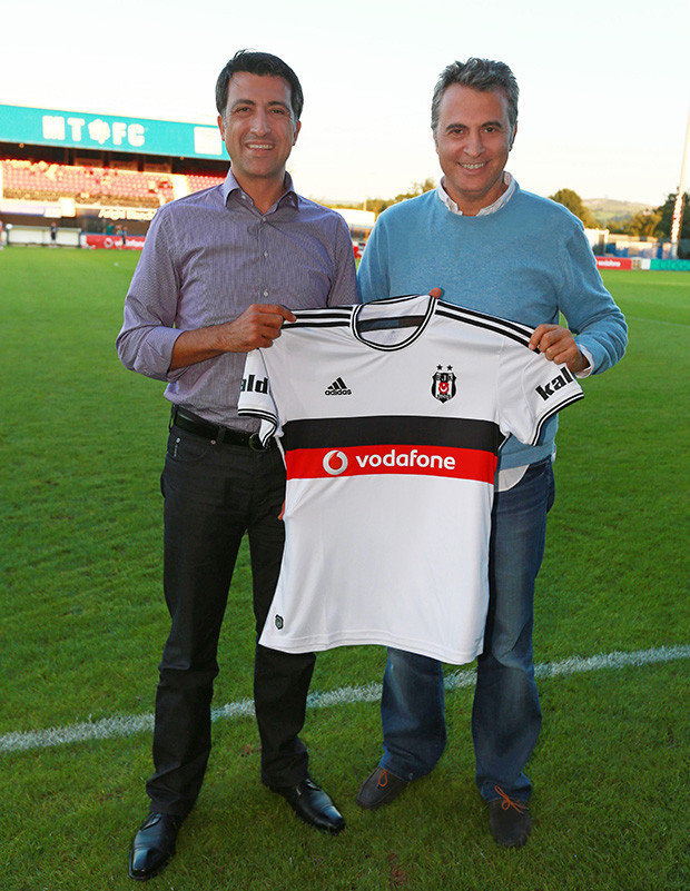 Göğsünü gere gere sponsorunu tanıttı