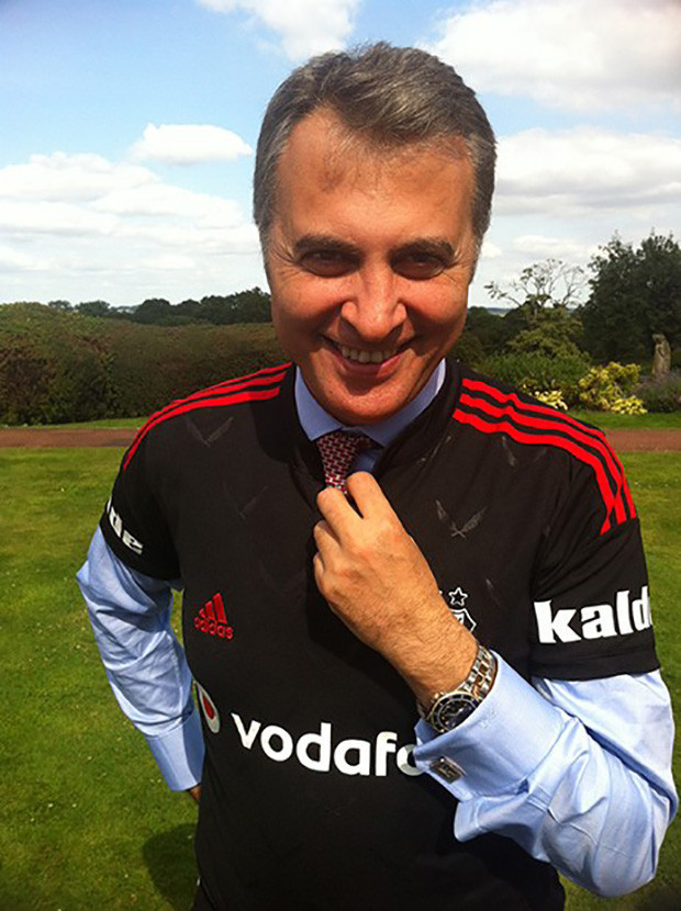 Göğsünü gere gere sponsorunu tanıttı