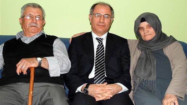 Annesi Efkan Alayı su dökerek uğurladı