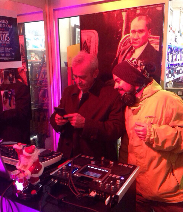 Şişli Belediye Başkanı Hayri İnönü, yılbaşı partisinde DJlik yaptı