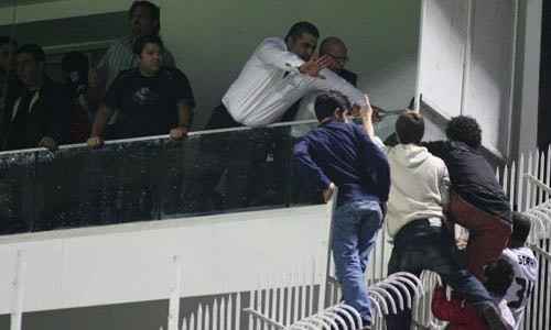 Tribünler karıştı, Aleni dövdüler