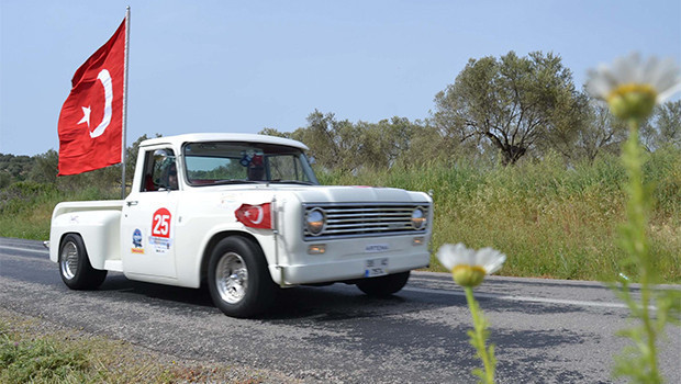 Klasik otomobiller görenleri hayran bıraktı