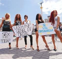 Erini sperma bilan oziqlantirgan xotinning porno videolari