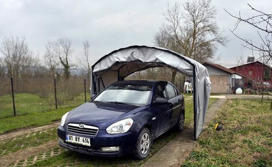 Aracını korumak için portatif çadır garaj üretti