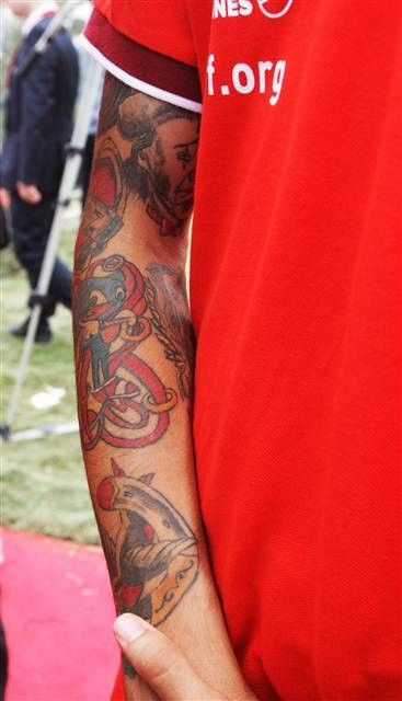 Başbakan Erdoğandan genç futbolcuya dövme eleştirisi