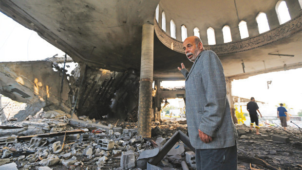 Gazzede ambulansa bile ateş açıyorlar