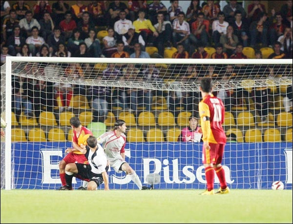 Aslanı hakem ve direkler dövdü