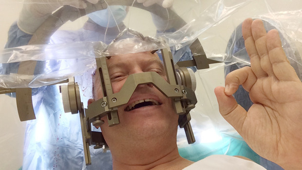 Parkinson ameliyatında selfie çekti