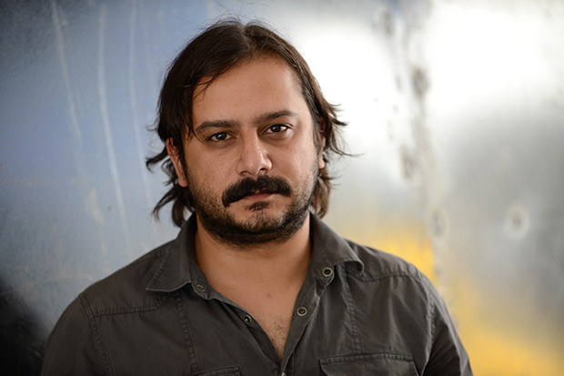 Emrah Serbes Yazarlığı bıraktım dedi, sevenlerini ikiye böldü