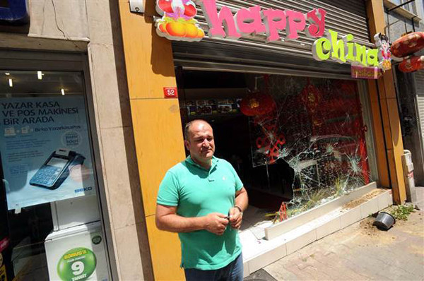 Tophanede Çin lokantasına taşlı sopalı saldırı