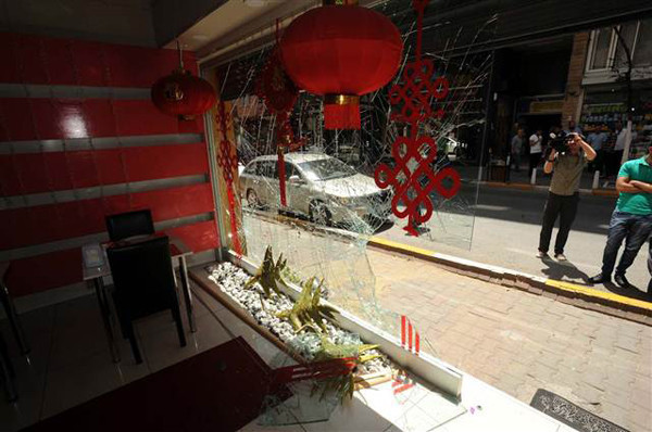 Tophanede Çin lokantasına taşlı sopalı saldırı