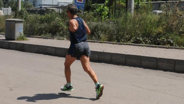 Santrallere dur demek için tek koluyla koştu