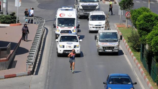Santrallere dur demek için tek koluyla koştu