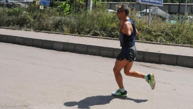 Santrallere dur demek için tek koluyla koştu