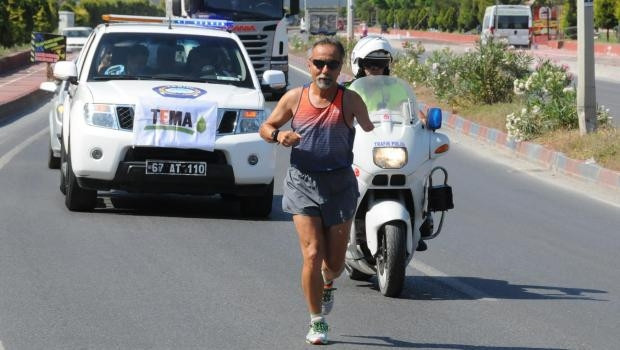 Santrallere dur demek için tek koluyla koştu