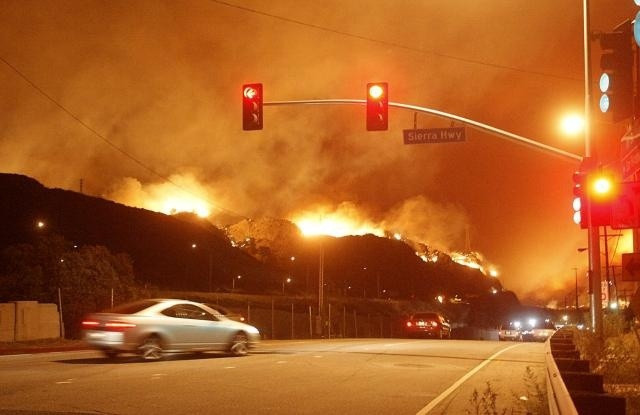 Photo Ed: California fires destroy 1,000 homes