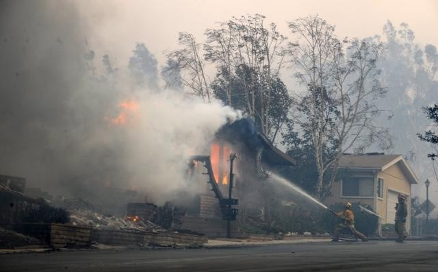 Photo Ed: California fires destroy 1,000 homes