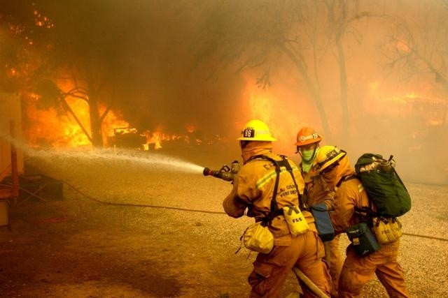 Photo Ed: California fires destroy 1,000 homes