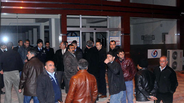 DEDAŞ elektriği kesti, belediyeler DEDAŞ binalarını mühürledi