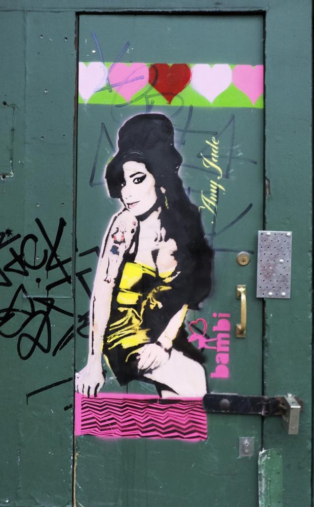 Dünya sanat çevresi  bu kadını konuşuyor