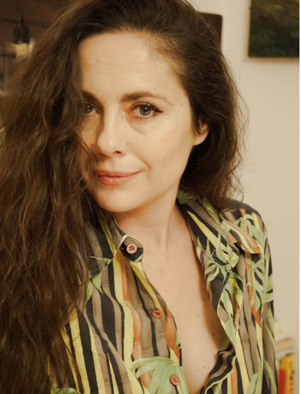 Nilüfer Açıkalın: Karanlıkta Çok Güzelim başucumda demlendi