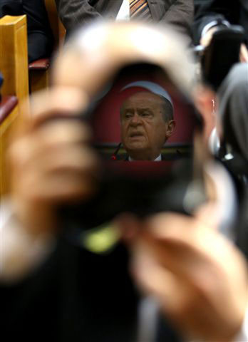 Devlet Bahçelinin gözüne ne oldu 