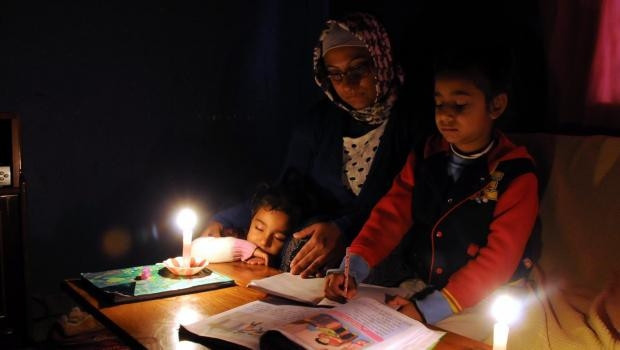 Şiddetten kaçtı, 2 kızıyla yokluk içinde yaşıyor