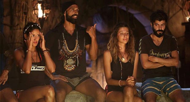 Acun eline bir kırbaç alıp...