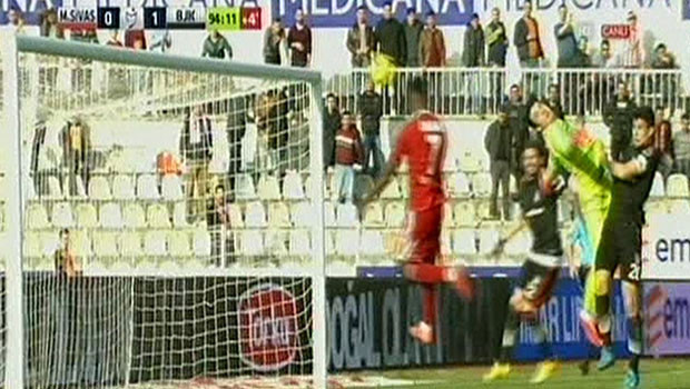90+4te şok Beşiktaşın yüreği ağzına geldi