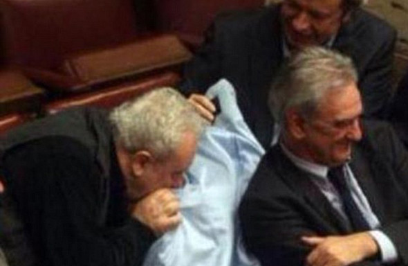 Yunan parlamentosunda parfüm tartışması