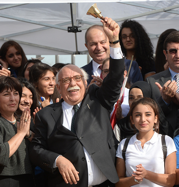 Bakan Avcı ilk ders zilini çaldı, cep telefonu uyarısı yaptı