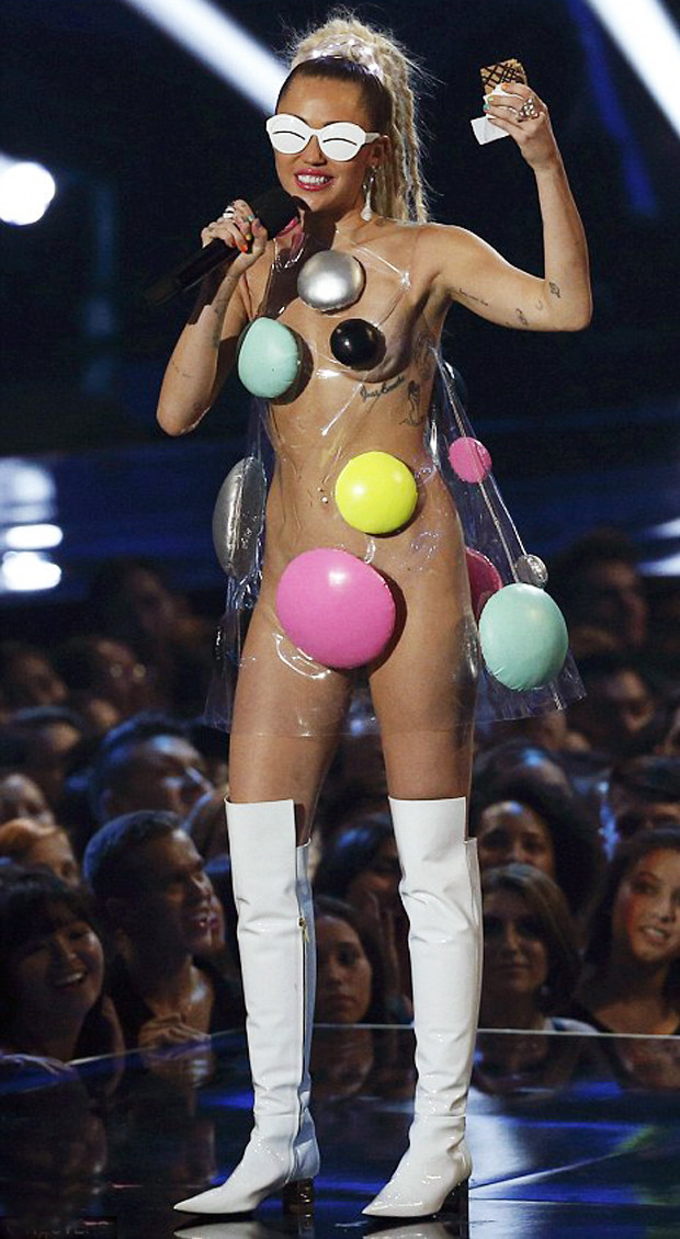 2015 MTV Video Müzik Ödüllerinin kazananı Taylor Swift