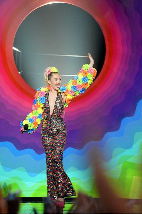 Mileynin garip MTV giysileri