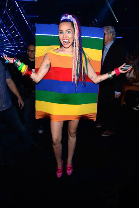 Mileynin garip MTV giysileri