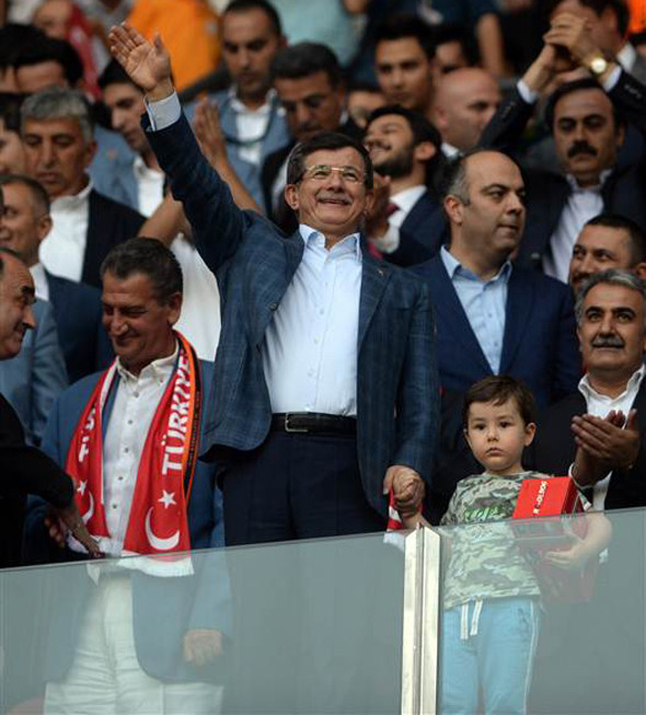 Başbakan Ahmet Davutoğlu Hollanda maçını şehit çocuğuyla tribünden izledi