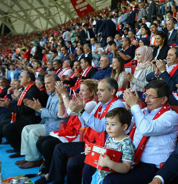 Başbakan Ahmet Davutoğlu Hollanda maçını şehit çocuğuyla tribünden izledi