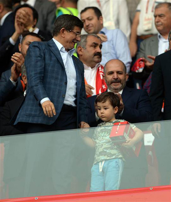 Başbakan Ahmet Davutoğlu Hollanda maçını şehit çocuğuyla tribünden izledi