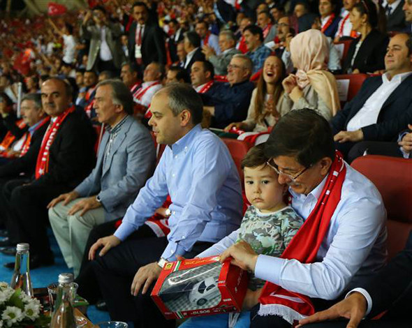 Başbakan Ahmet Davutoğlu Hollanda maçını şehit çocuğuyla tribünden izledi