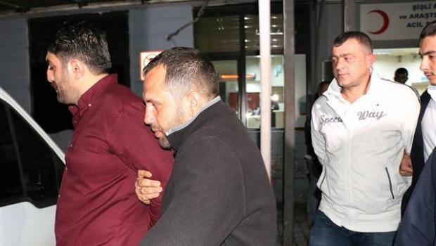 Hürriyet yazarı Ahmet Hakan evinin önünde saldırıya uğradı