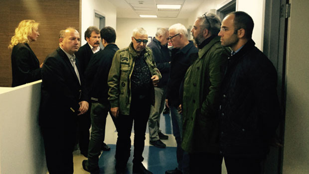 Hürriyet yazarı Ahmet Hakan evinin önünde saldırıya uğradı