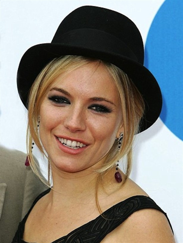 Birbirinden farklı stilde şapkalar