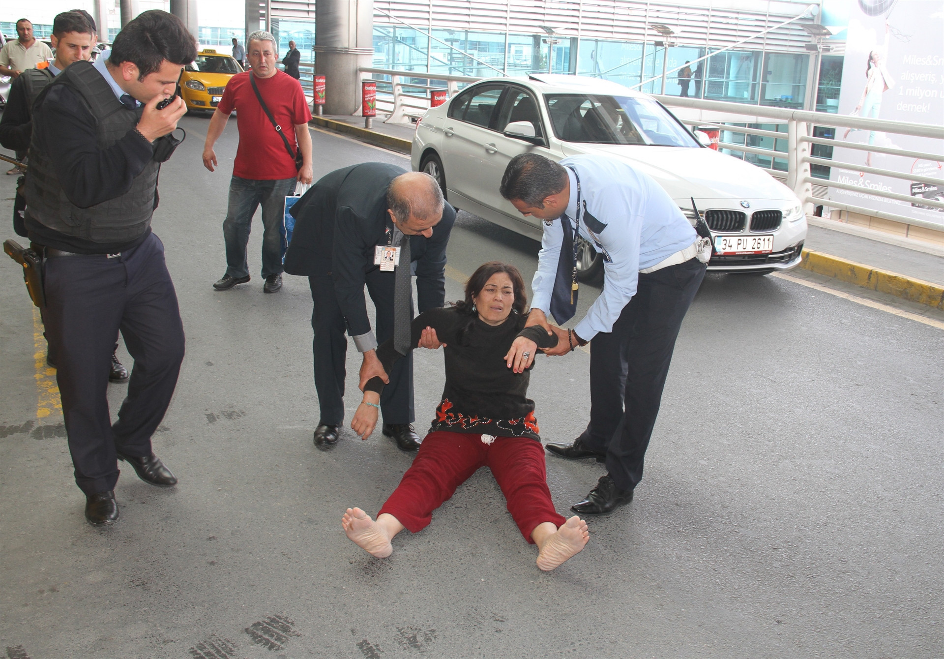 Uçaktan indirilen Özbek kadın sinir kiriz geçirdi