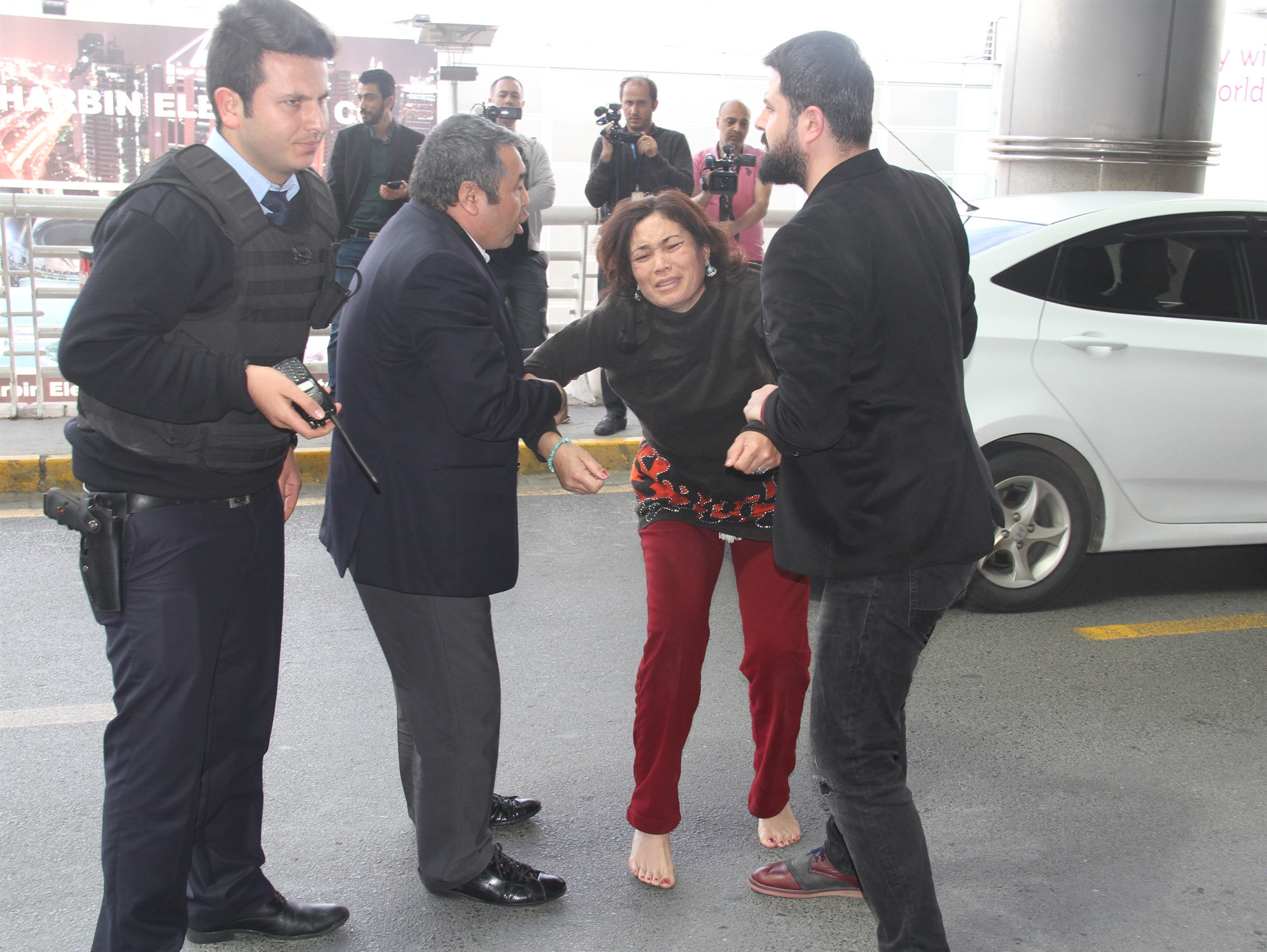 Uçaktan indirilen Özbek kadın sinir kiriz geçirdi