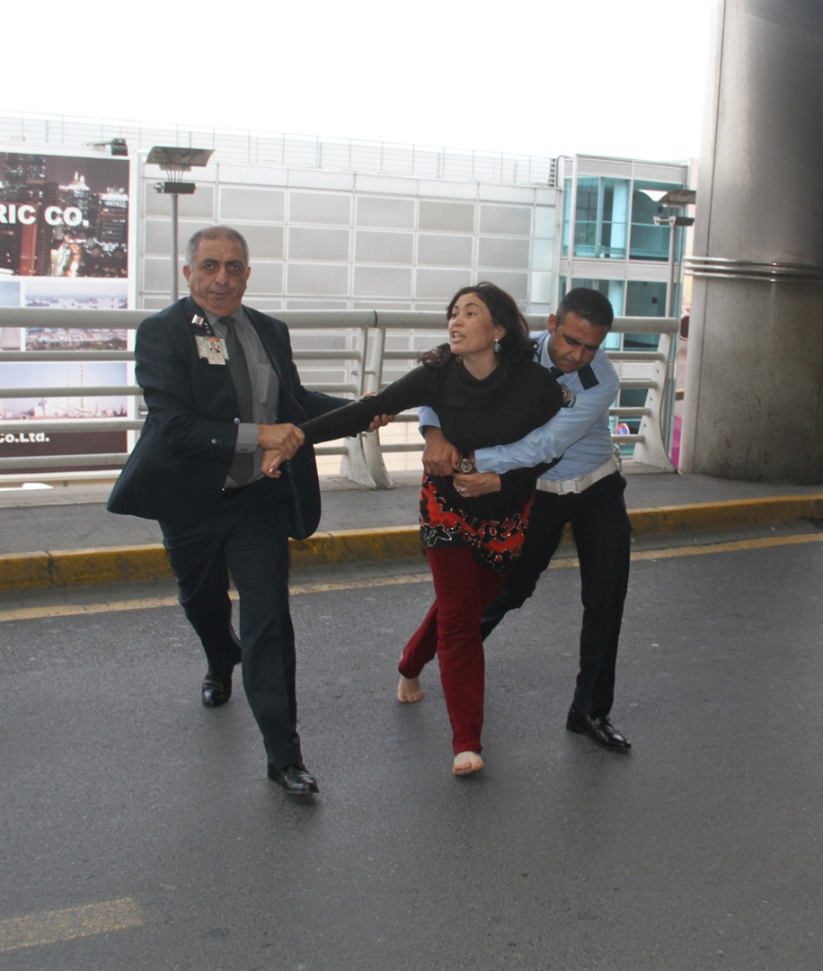 Uçaktan indirilen Özbek kadın sinir kiriz geçirdi