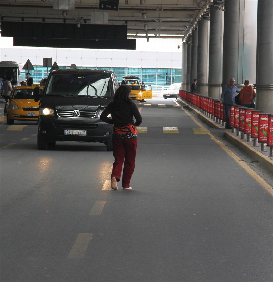 Uçaktan indirilen Özbek kadın sinir kiriz geçirdi