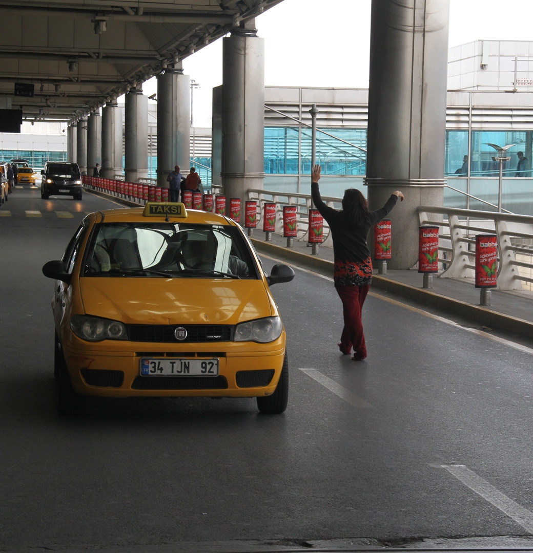Uçaktan indirilen Özbek kadın sinir kiriz geçirdi